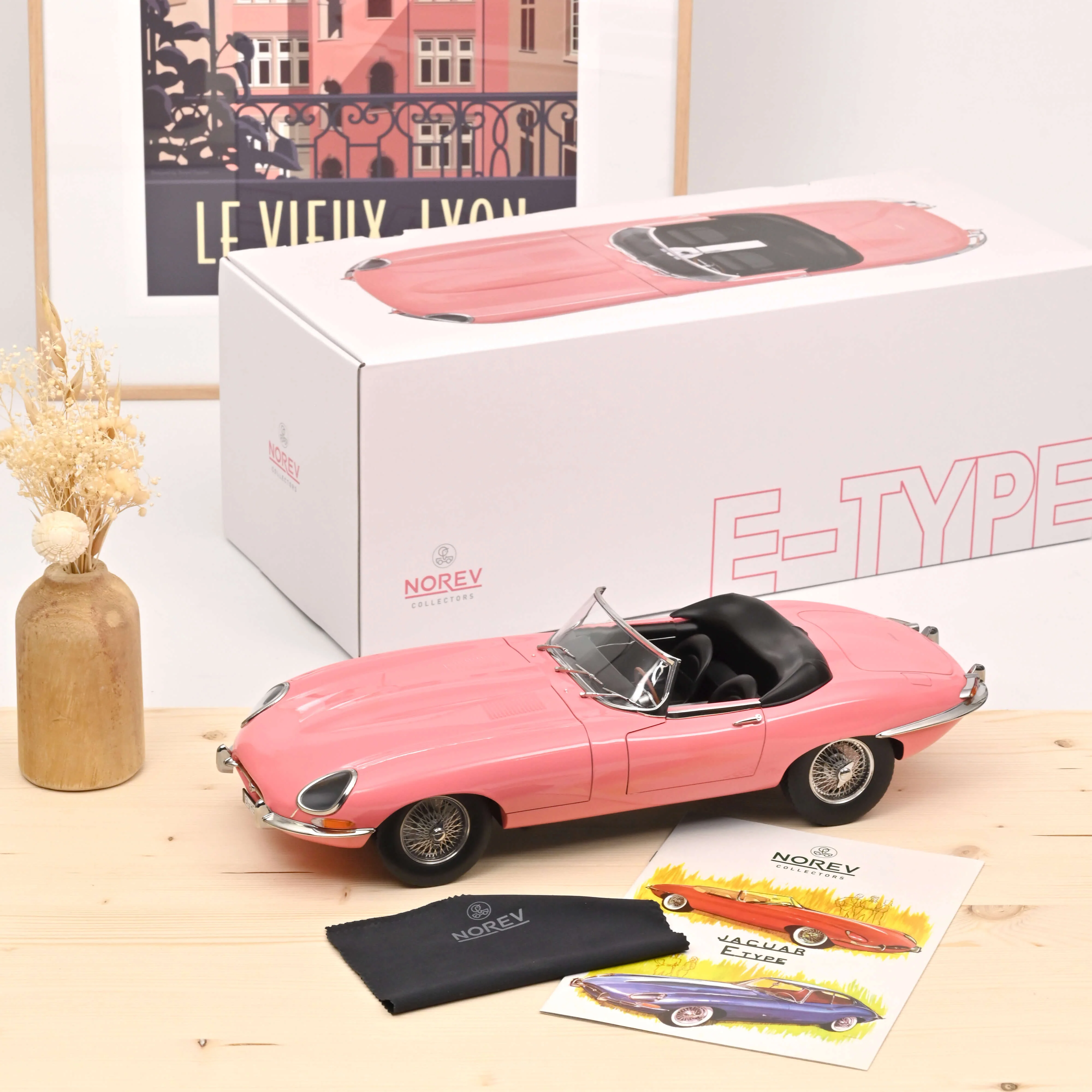 Jaguar E-Type Cabriolet 1962 Rose 1/12 - 300pcs - Image 4