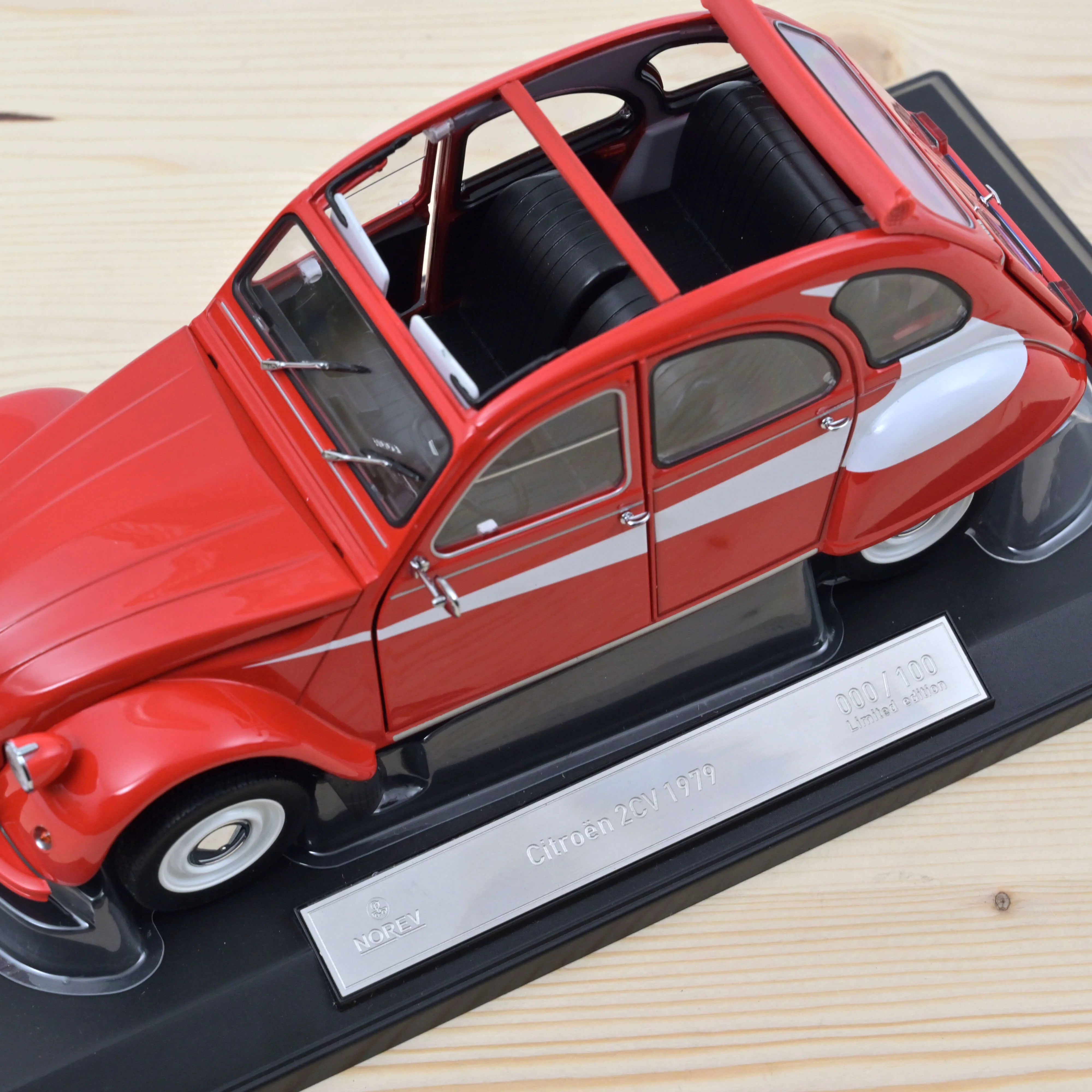 Citroën 2CV 1979 Rouge avec décors latéraux blancs 1/18 - 100pcs - Image 4
